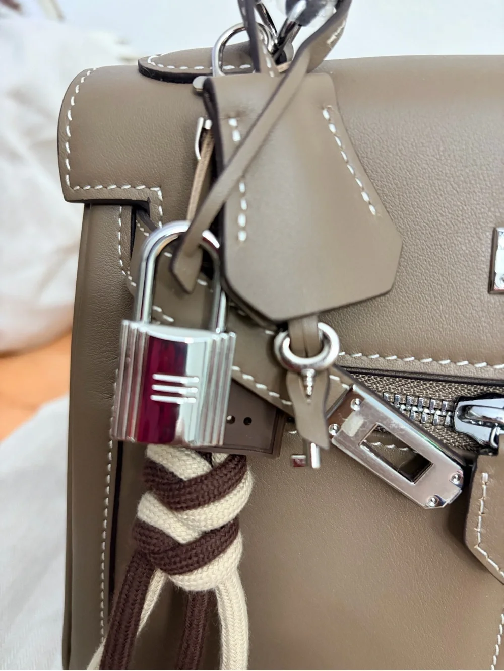 Taupe KELLY LAKIS 25 CM ETOUPE PHW SWIFT CLASSIC CHARM INCLUDED